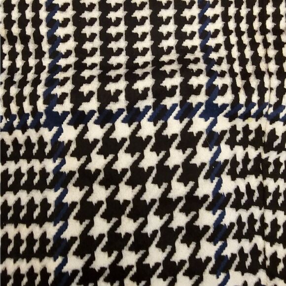 Michael Kors hounds tooth skirt with built in belt. Sz 4.  20.5" top to bottom - Picture 4 of 7